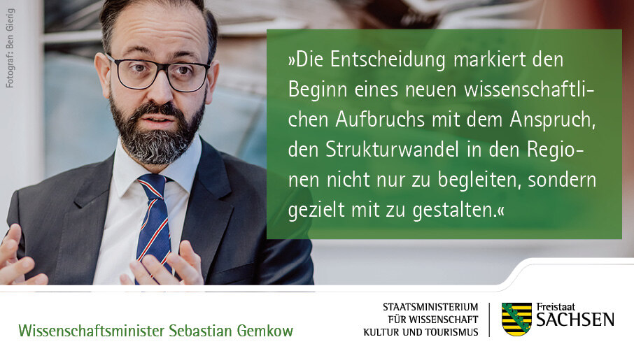 Minister Gemkow gestikulierend mit dem Zitat "»Die Entscheidung markiert den Beginn eines neuen wissenschaftlichen Aufbruchs mit dem Anspruch, den Strukturwandel in den Regionen nicht nur zu begleiten, sondern gezielt mit zu gestalten.«