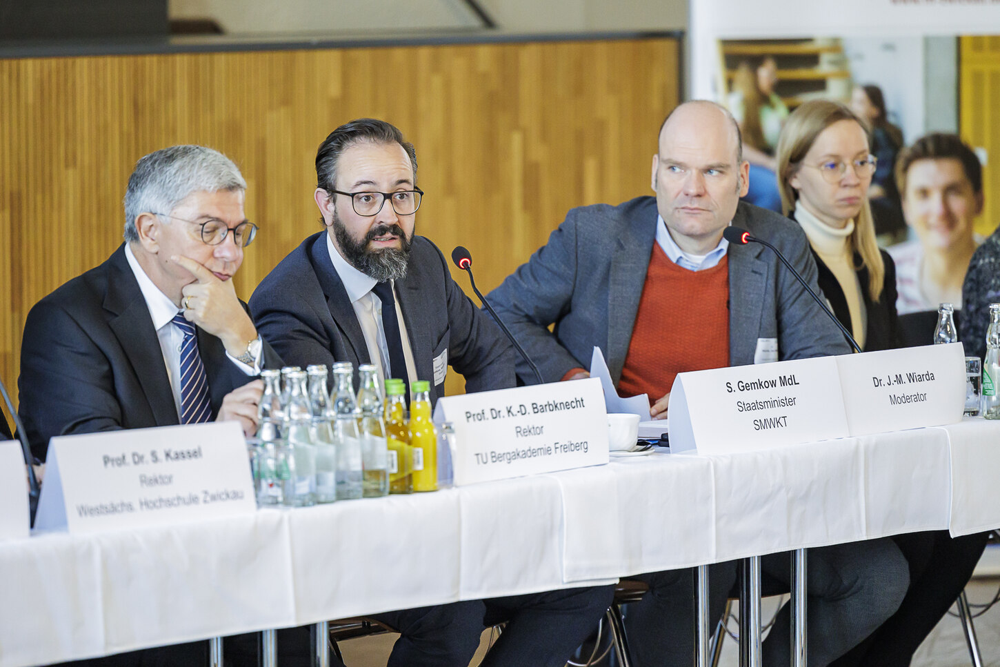 Teilnehmende der Podiumsdiskussion im Gespräch