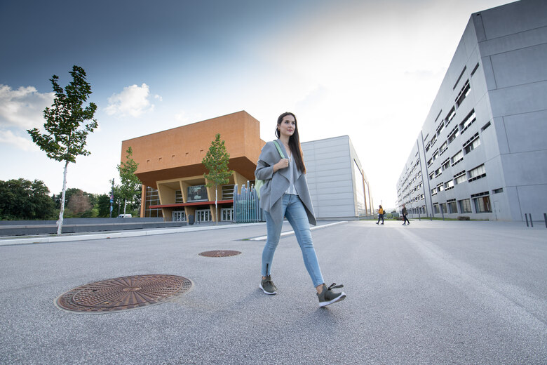 Junge Frau geht über den Campus der TU Chemnitz