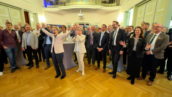 Menschengruppe bei der Verkündung zur Exzellenzinitiative