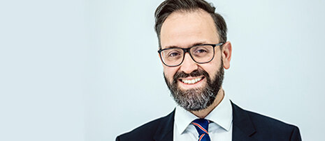 Porträt von Staatsminister Gemkow vor hellem Hintergrund