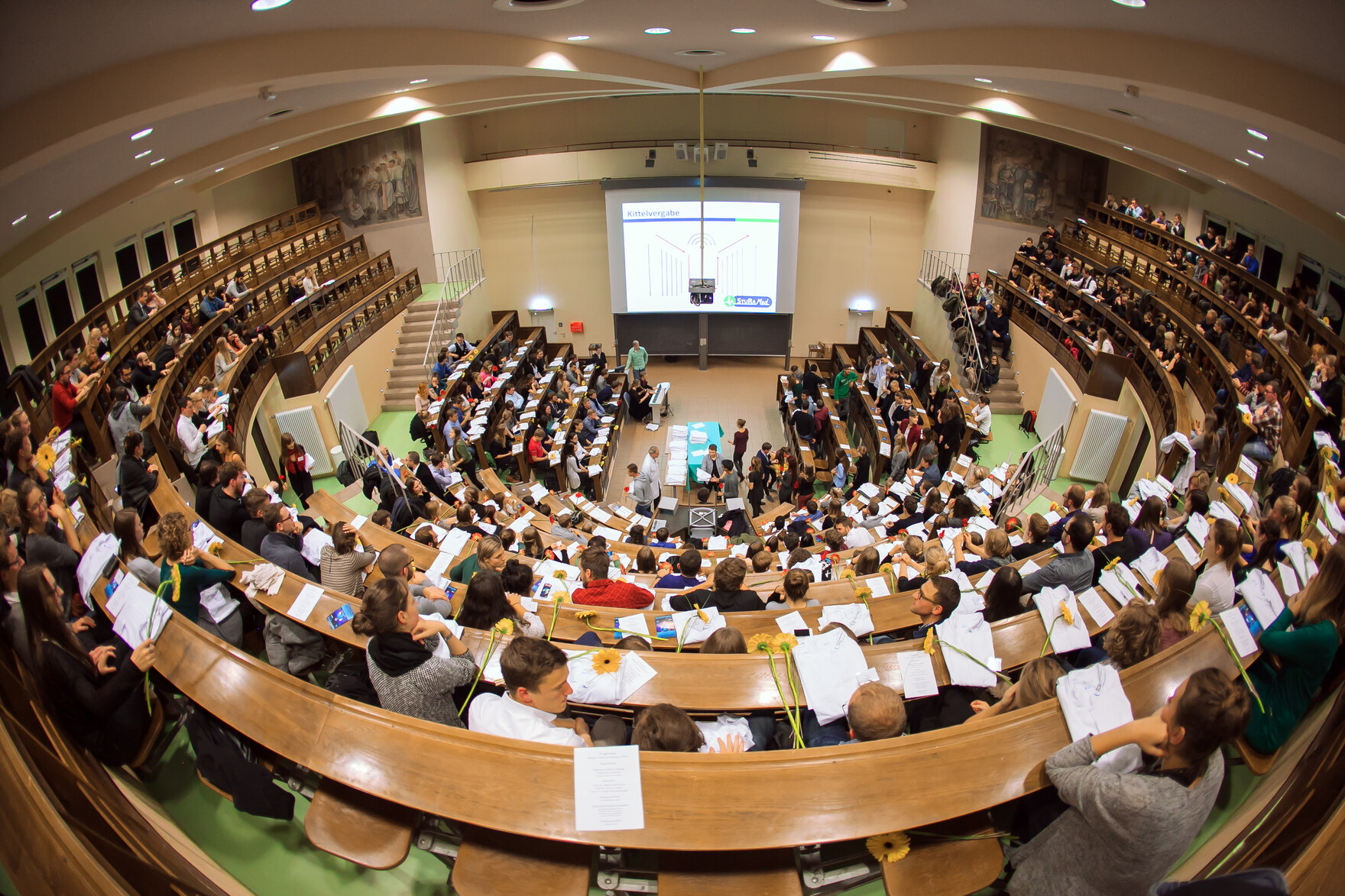 Blick von oben in einen Hörsaal der Universität Leipzig