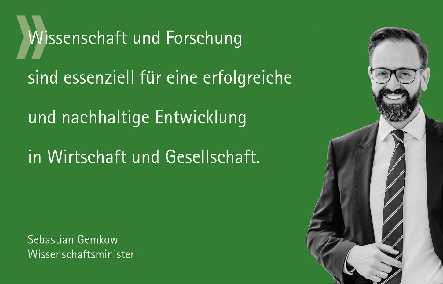 Portrait von wissenschaftsminister Sebastian Gemkow mit dem Zitat: Wissenschaft und Forschung sind essenziell für eine erfolgreiche und nachhaltige Entwicklung in Wirtschaft und Gesellschaft.