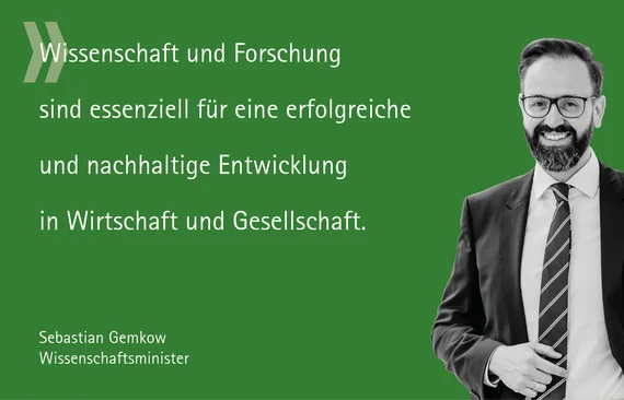 Portrait von wissenschaftsminister Sebastian Gemkow mit dem Zitat: Wissenschaft und Forschung sind essenziell für eine erfolgreiche und nachhaltige Entwicklung in Wirtschaft und Gesellschaft.