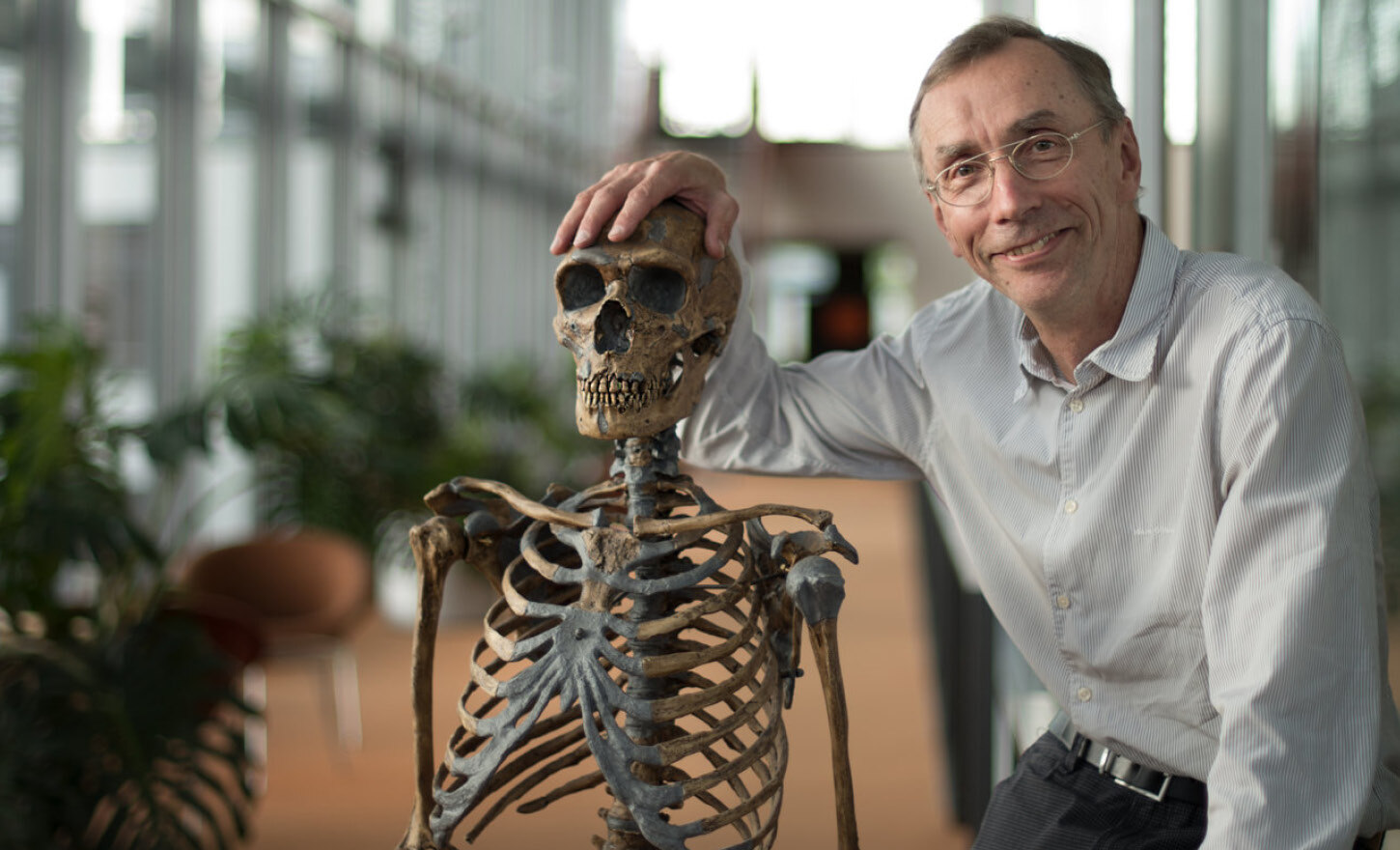 Nobelpreisträger Pääbo mit einem Skelett