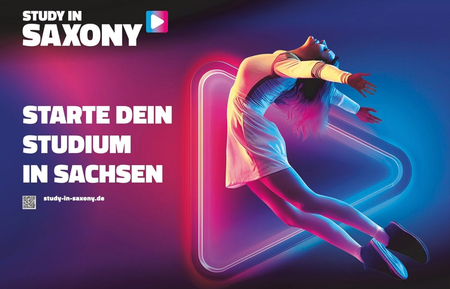 Junge Frau im weißen Kleid springt mit nach hinten geworfenen Armen und Beinen vor einem pink und blau beleuchteten Dreieck. Dazu der Text: Study in Saxony, Starte Dein Studium in Sachsen, study-in-saxony.de