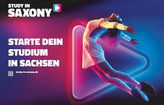 Junge Frau im weißen Kleid springt mit nach hinten geworfenen Armen und Beinen vor einem pink und blau beleuchteten Dreieck. Dazu der Text: Study in Saxony, Starte Dein Studium in Sachsen, study-in-saxony.de