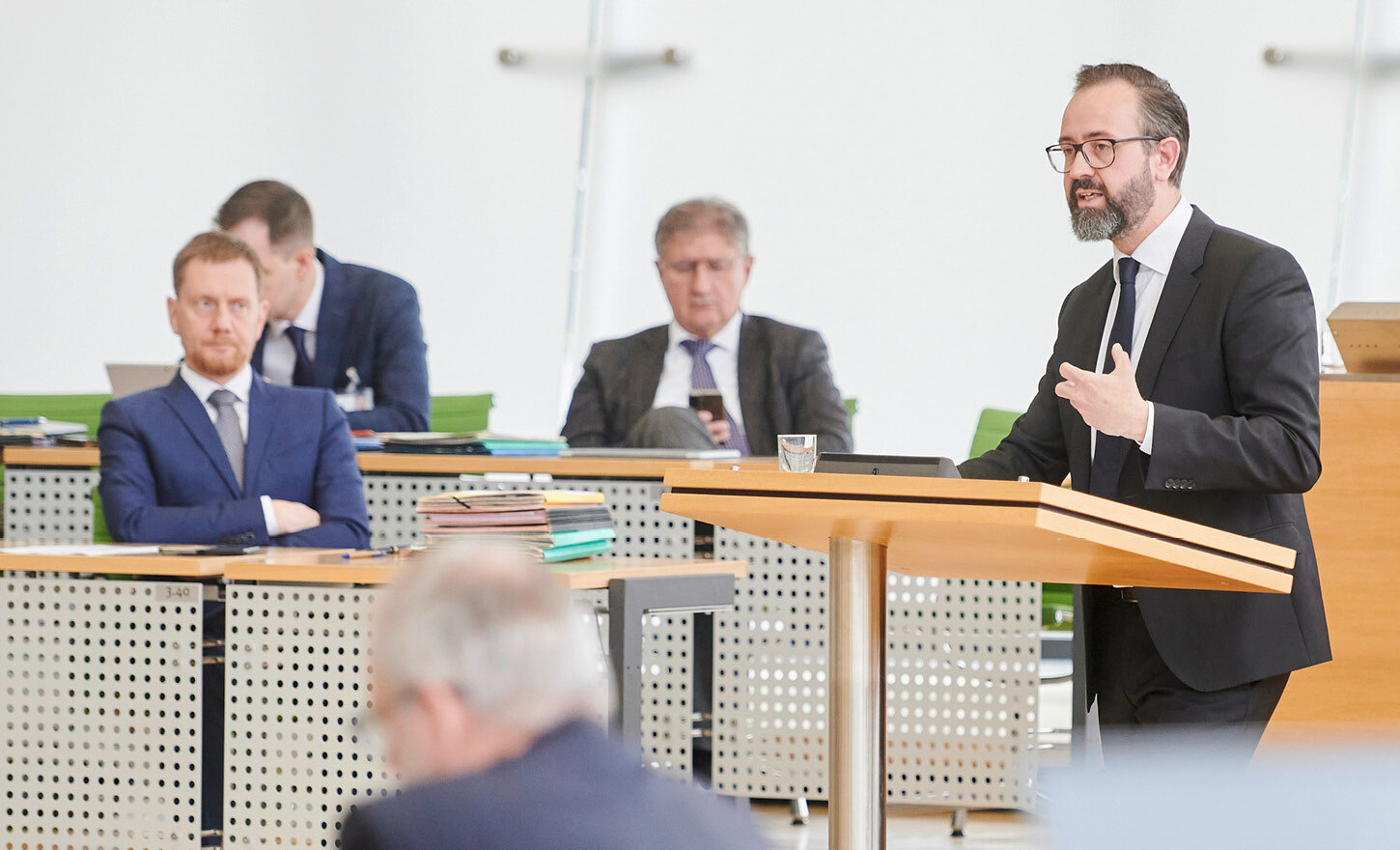 Wissenschaftsminister Sebastian Gemkow steht am Rednerpult des Sächsischen Landtags.