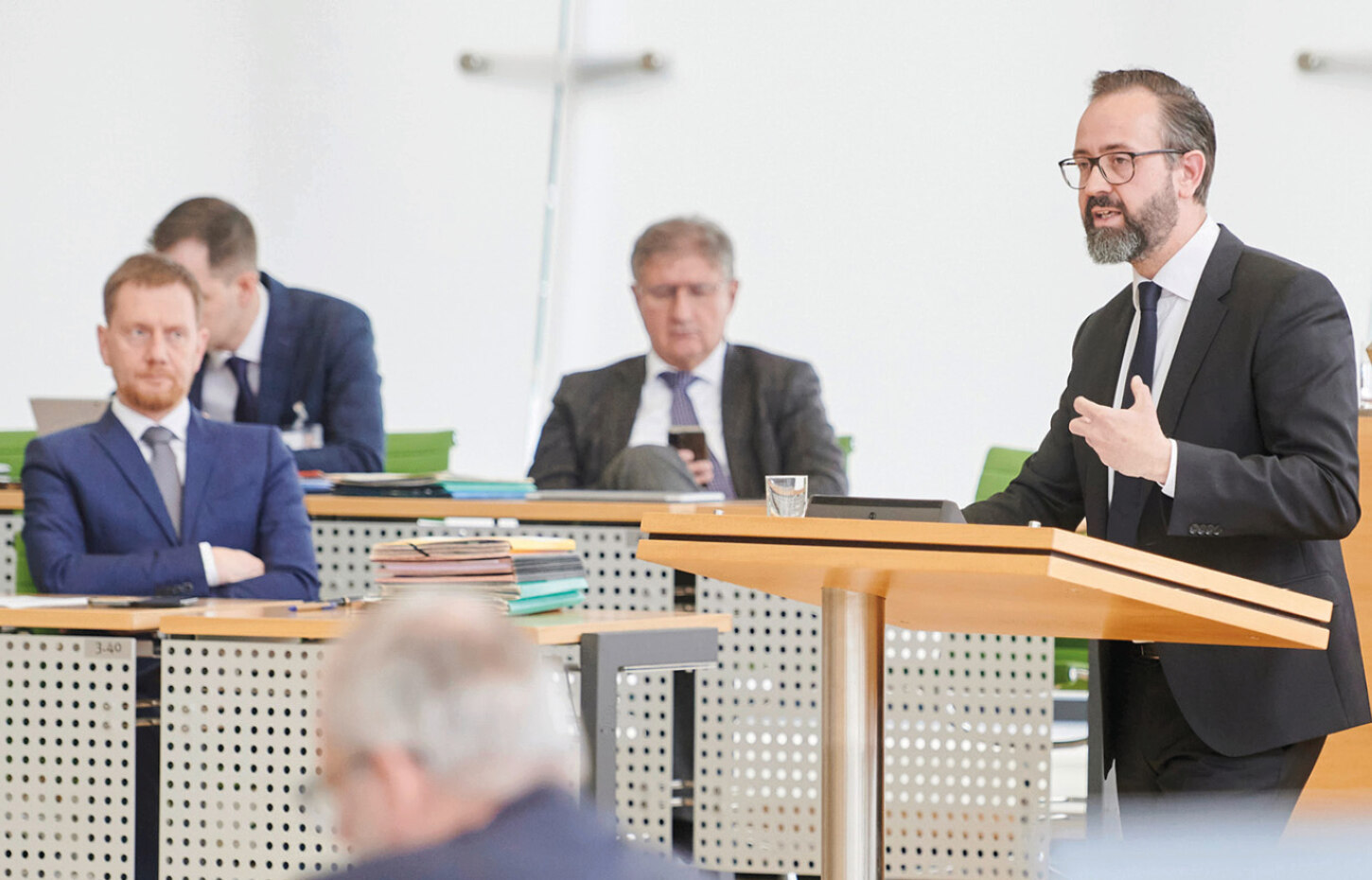 Wissenschaftsminister Sebastian Gemkow steht am Rednerpult des Sächsischen Landtags.