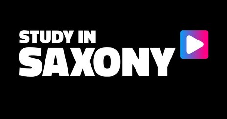 Weiß auf schwarzem Grund: Study in Saxony mit einem Play-Zeichen