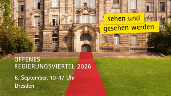 Drei Geschosse einer repräsentativen Sandsteinfassade, davor eine Wiese, auf der ein roter Teppich zum Gebäude führt. Oben rechts schwarzer Text auf gelben Balken: sehen und gesehen werden. Text unten links: Offenes Regierungsviertel 2026, 6. September, 1